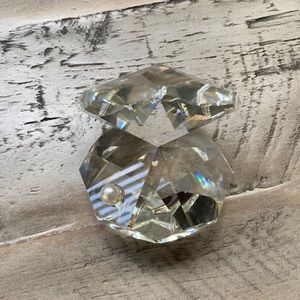 Crystal clam shell with Pearl
